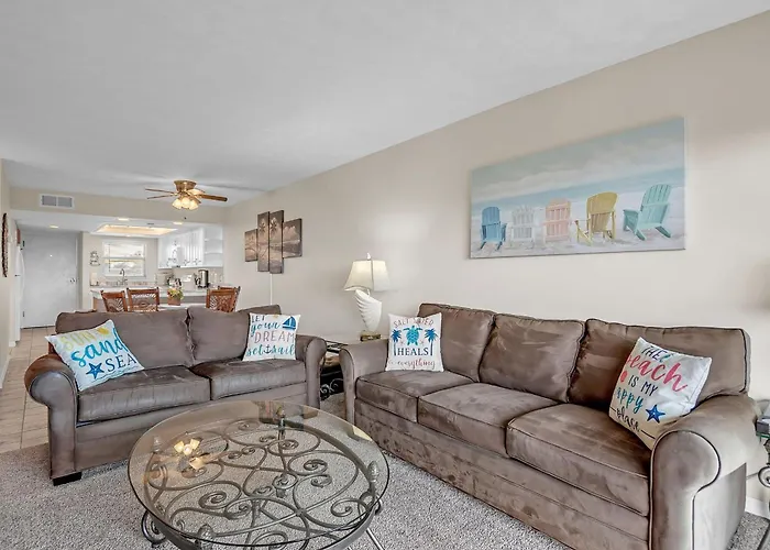 Bayshore Yacht & Tennis 205 *
