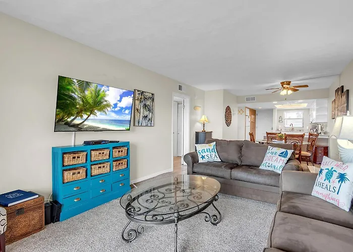 Bayshore Yacht & Tennis 205