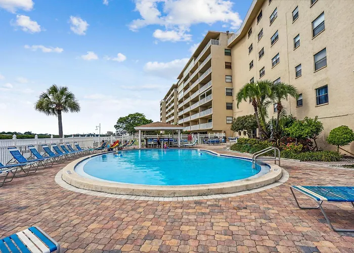 Bayshore Yacht & Tennis 205 *