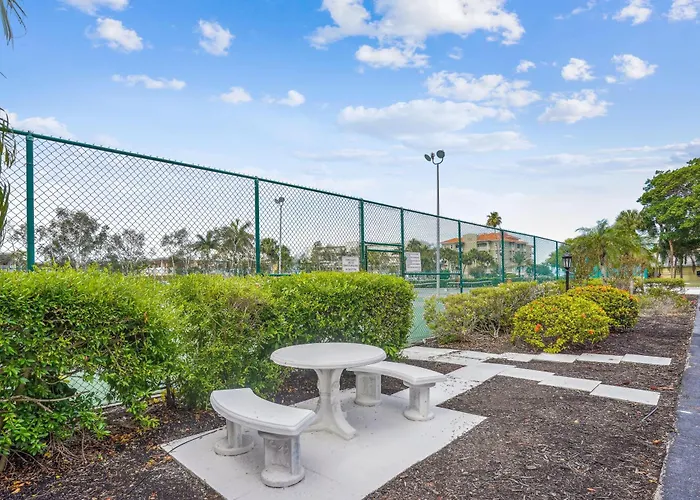 Bayshore Yacht & Tennis 205 *